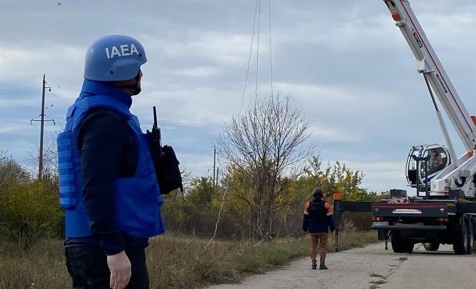 Um técnico da IAEA examina o trabalho de reparo na fonte de alimentação externa da usina de Zaporiyia, na Ucrânia.