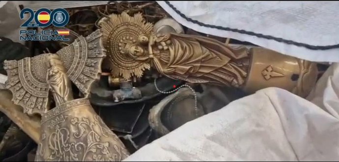 Um dos sacos com objetos roubados do cemitério de Torrero.