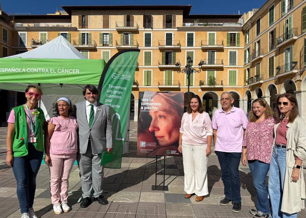 La consellera de Salud, Manuela García, y el presidente de la AECC en Baleares, José Reyes, visitan uno de los puestos de la campaña en Palma.