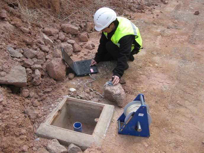 Un técnico del ICGC tomando muestras