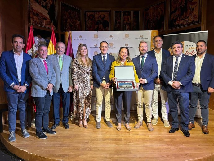 La consejera de Agricultura, Ganadería y Desarrollo Rural, María González Corral, ha recibido este sábado en Mayorga (Valladolid) la distinción 'Lenteja de Oro', otorgada por el Consejo Regulador de la IGP Lenteja de Tierra de Campos