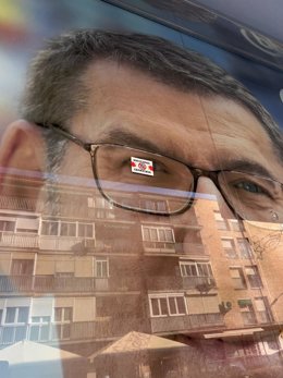 Sede del Partido Popular de Castilla-La Mancha en Toledo con las pegatinas colocadas en la madrugada de este sábado.