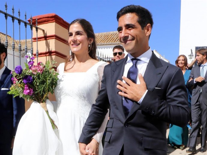 BLANCA LLANDRES Y ALBERTO HERRERA TRAS SU 'SÍ, QUIERO' EN SANLÚCAR DE BARRAMEDA.