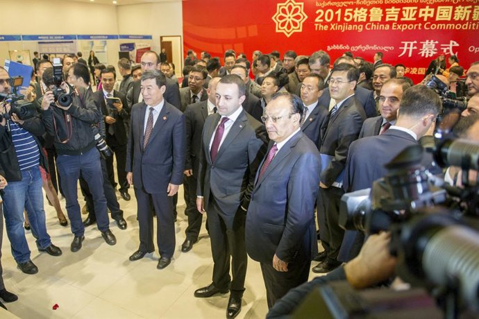 Archivo - TBILISI, Oct. 14, 2015  -- Georgian Prime Minister Irakli Gharibashvili (C) attends the opening ceremony of the Xinjiang China Export Commodities Fair 2015 in Tbilisi, capital of Georgia, on October 14, 2015.