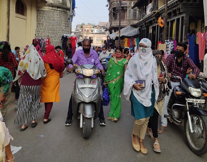 Archivo - November 20, 2020, Indore, Madhya Pradesh, India: Crowd in Rajwada Marketduring wedding season amid coronavirus pandemic in Indore. The number of COVID-19 cases in India rose to 9,007,296 including 132,230 deaths.