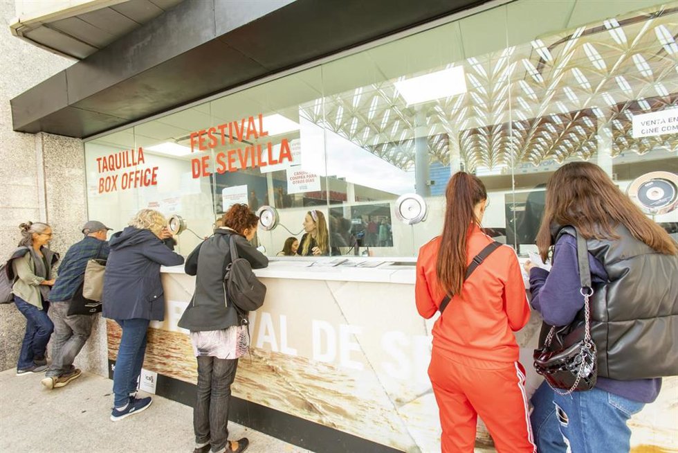 Archivo - Varias personas en una de las taquillas del Festival de Cine Europeod de Sevilla.