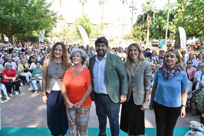 Fernando López Miras en el encuentro regional de Amas de Casa organizado por la Federación de Asociaciones de Amas de Casa, Consumidores y Usuarios Thader Consumo.