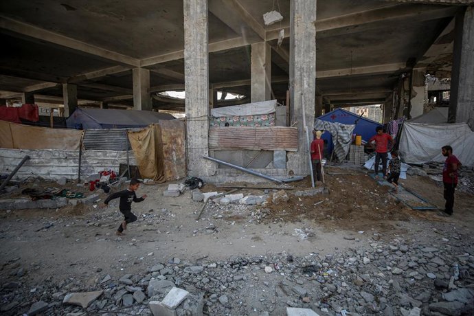 Imagen de archivo de niños palestinos desplazados bajo el alto el fuego en Gaza 