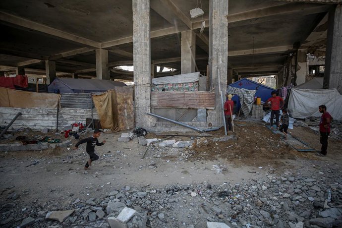 October 17, 2025, Gaza City, Gaza Strip, Palestinian Territory: Displaced Palestinians take shelter inside the damaged Imam al-Shafiâ€i Mosque in the Al-Zeitoun neighborhood of Gaza City, after their homes were completely destroyed during the war. Some re