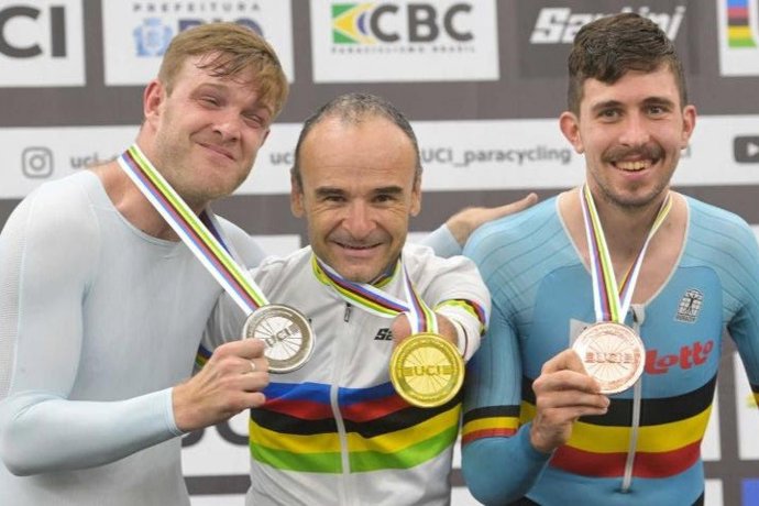 Ricardo Ten, depois de ganhar uma medalha de ouro.