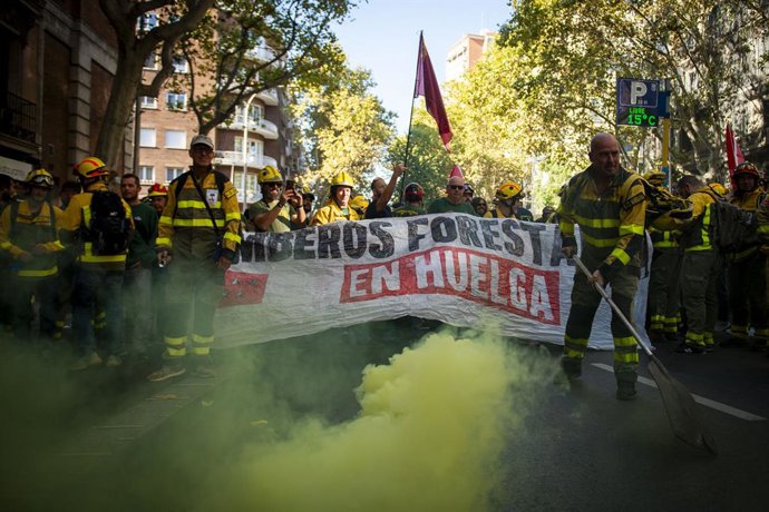 Bomberos forestales portan una pancarta con el lema 'Bomberos forestales en huelga' durante la manifestación de bomberos forestales convocada por la Plataforma de Asociaciones y Sindicatos de Bomberos Forestales (PASBF), a 18 de octubre de 2025, en Madrid