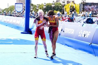 Archivo - Susana Rodríguez y su guía Sara Pérez tras conseguir la medalla de oro en Paris 2024