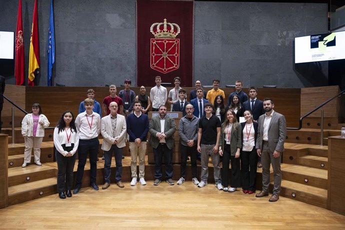 Foto de familia de finalistas y autoridades en el Parlamento de Navarra.
