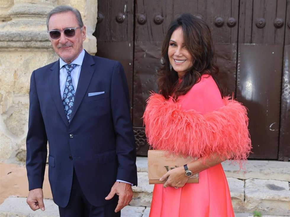 Carlos Herrera y Pepa Gea en la boda de Alberto Herrera y Blanca Llandres celebrada en la Basílica Menor de Nuestra Señora de la Caridad, a 18 de Octubre de 2025 en Sanlúcar de Barrameda (Cádiz, España).