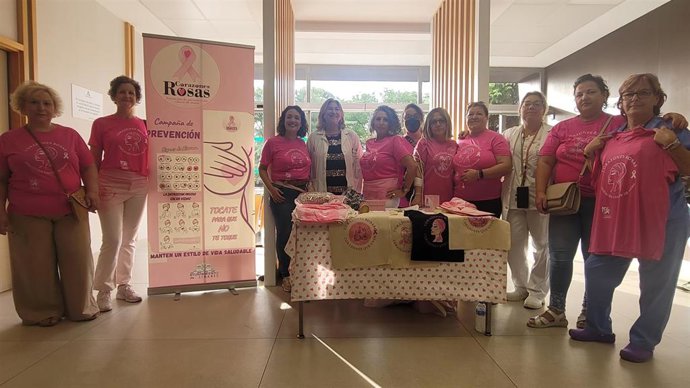 Miembros de la asociación 'Corazones Rosas' en el Hospital Universitario San Agustín.