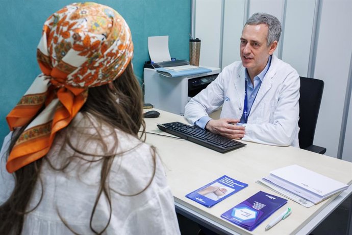 Archivo - El oncólogo médico del Hospital Universitari de Vall d'Hebron e investigador del grupo de cáncer de mama del VHIO, Santiago Escrivá de Romaní