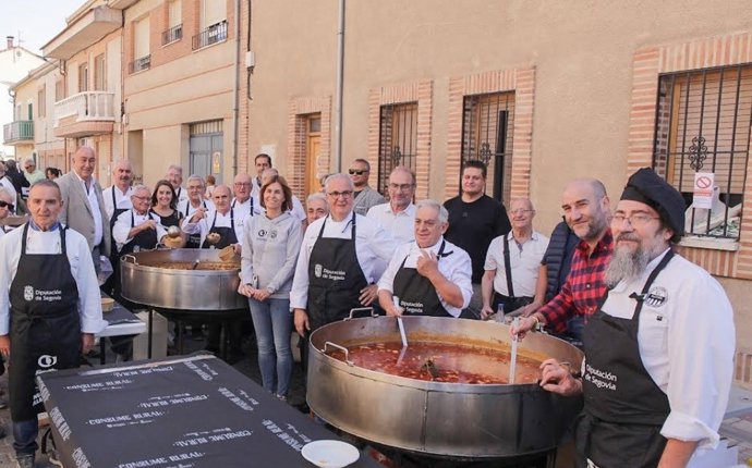 Las patatas con costillas protagonizan en Navalmanzano el cuarto evento Gastro Km0 de la Diputación con seis centenares de asistentes