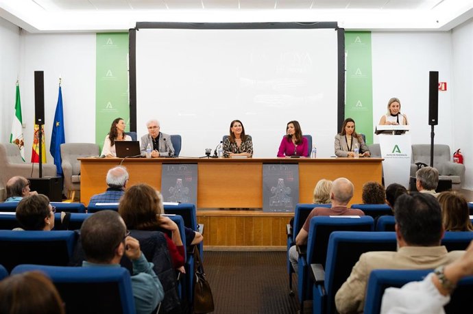 La delegada territorial de Turismo y Andalucia Exterior y de Cultura y Deporte, Teresa Herrera, y la directora de la Fundación Atlantic Copper, Ángeles Sánchez Cueca.