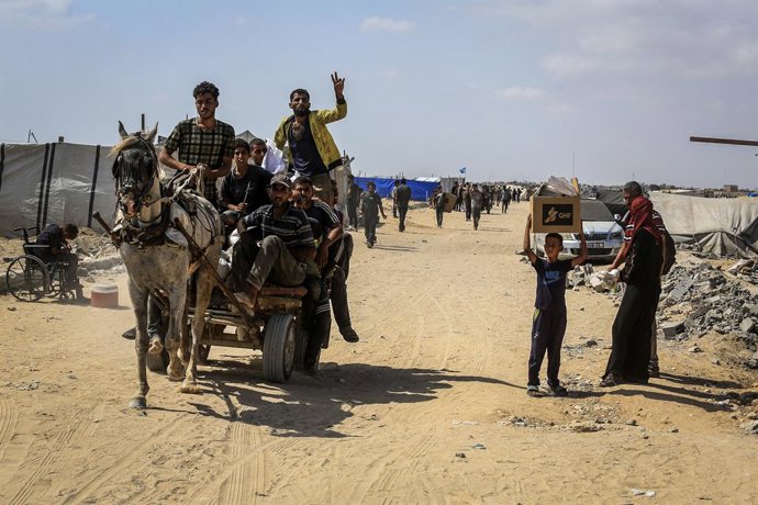Archivo - 30 July 2025, Palestinian Territories, Rafah: Palestinians collect food aid from the US humanitarian aid distribution centre in Rafah. Severe shortages of food and water in the sealed-off Palestinian territory have prompted warnings from UN agen