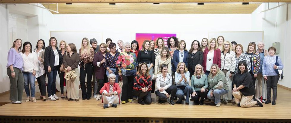 La secretaria general del PSOE Aragón, Pilar Alegría, de azul y agachada en el centro de la primera fila en la jornada 'Mujeres que construyen el territorio' celebrada este sábado en Mas de las Matas junto a varias alcaldesas socialistas en la Comunidad
