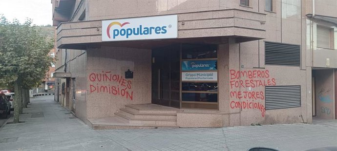 Vandalizan la sede del PP de Ponferrada con pintadas de 'Quiñones dimisión' y 'Bomberos forestales mejores condiciones'