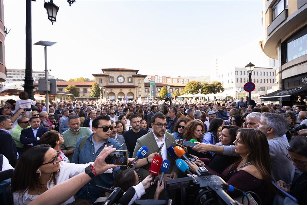 El presidente del Principado de Asturias, Adrián Barbón, durante la manifestación en contra del peaje del Huerna, a 17 de octubre de 2025, en Oviedo, Principado de Asturias (España). Este viernes está prevista la primera de las movilizaciones a las 17.3