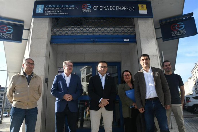 El conselleiro de Emprego, Comercio e Emigración, José González, en la oficina de empleo de O Carballiño