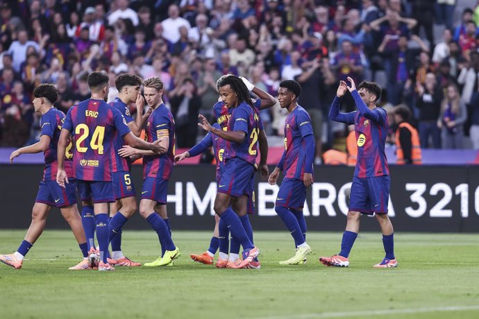 Pedri, do FC Barcelona, comemora um gol com seus colegas de equipe durante a partida de futebol da Liga Espanhola, La Liga EA Sports, disputada entre o FC Barcelona e o Girona FC no Estadi Olimpic Lluis Companys em 18 de outubro de 2025 em Barcelona, Espa