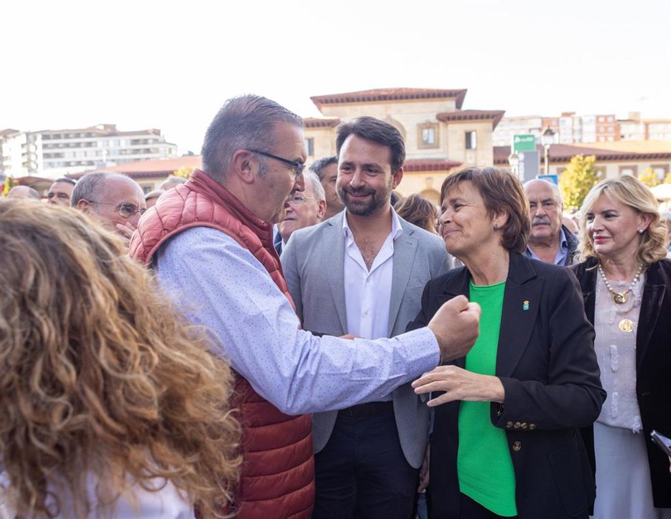 El presidente del PP de Asturias, Álvaro Queipo (c), junto a la alcaldesa de Gijón, Carmen Moriyón (2d) durante la manifestación en contra del peaje del Huerna, a 17 de octubre de 2025, en Oviedo, Principado de Asturias (España). Este viernes está previ