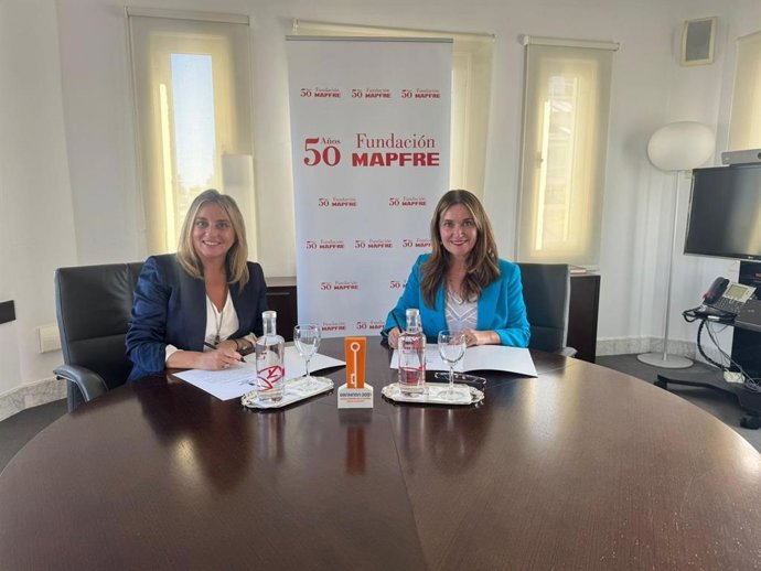 La alcaldesa de Granada, Marifrán Carazo, junto a la directora general de Fundación Mapfre, Elvira Vega.