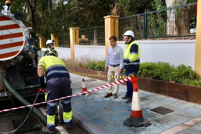 Limpieza de imbornales y cauces en Marbella.