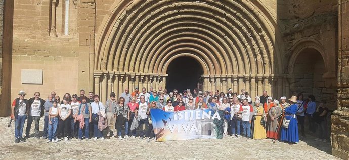 Participantes en la romería convocada  por el regreso de la vida religiosa al Monasterio de Sijena.