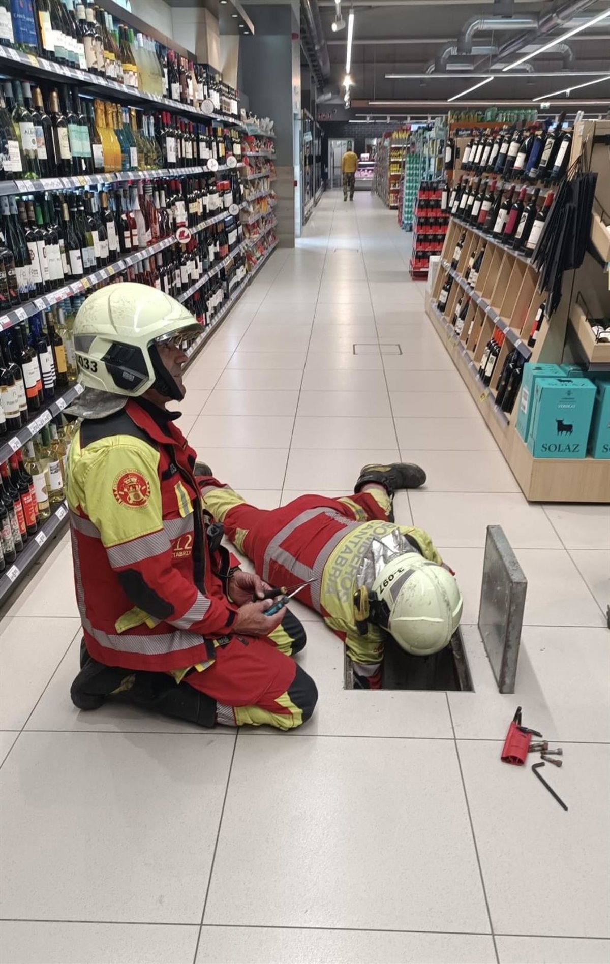 Bomberos acuden a un supermercado de Reinosa para descartar gases inflamables tras un derrame de combustible