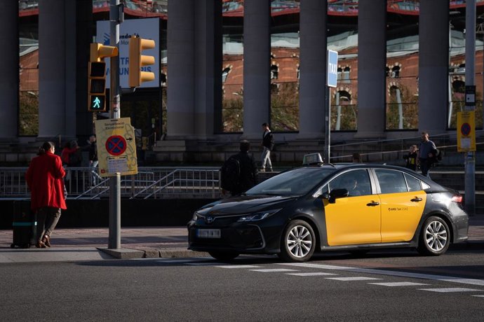 Archivo - Arxivo - Un taxi, a 13 de desembre de 2024, a Barcelona, Catalunya (Espanya).