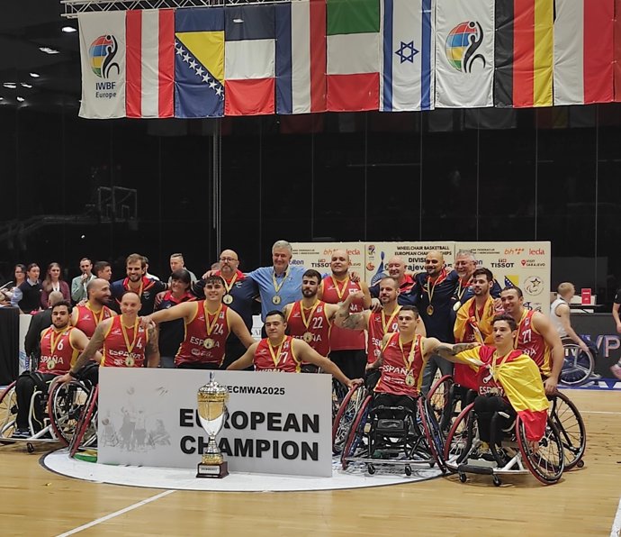 Los jugadores de la selección masculina de baloncesto en silla de ruedas celebran su oro en el Europeo  de Sarajevo 2025