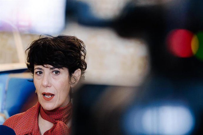 La ministra de Inclusión, Seguridad Social y Migraciones, Elma Saiz, atiende a los medios durante la inauguración de la exposición de la fotógrafa Madeleine Penfold,a 17 de octubre, en Madrid. 