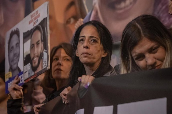 Archivo - Einav Zangauker junto a otros familiares de rehenes (archivo)