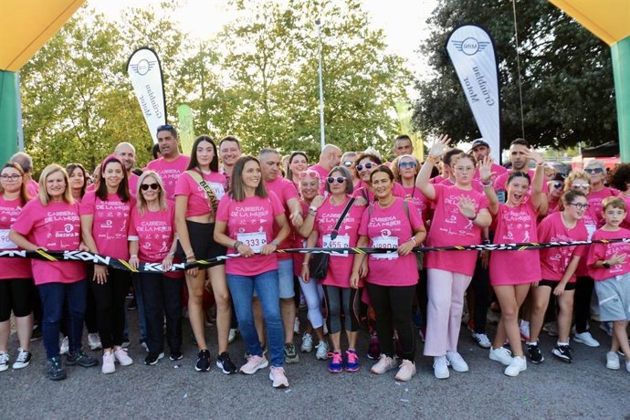 Miles de personas se unen en Bezana a la marcha solidaria en apoyo a la lucha contra el cáncer de mama