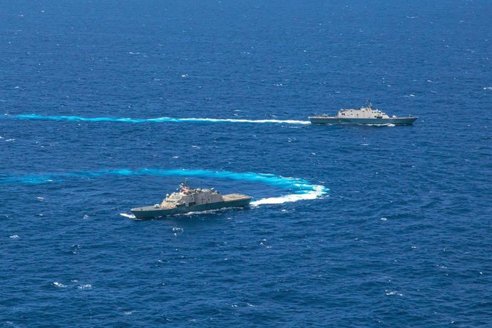 Archivo - 12 de abril de 2022 - Mar do Caribe - O navio de combate litorâneo variante Freedom USS Billings (LCS 15), à esquerda, se separa do USS Wichita (LCS 13) enquanto realiza operações antidrogas no Mar do Caribe, em 9 de abril de 2022. Billings e Wi
