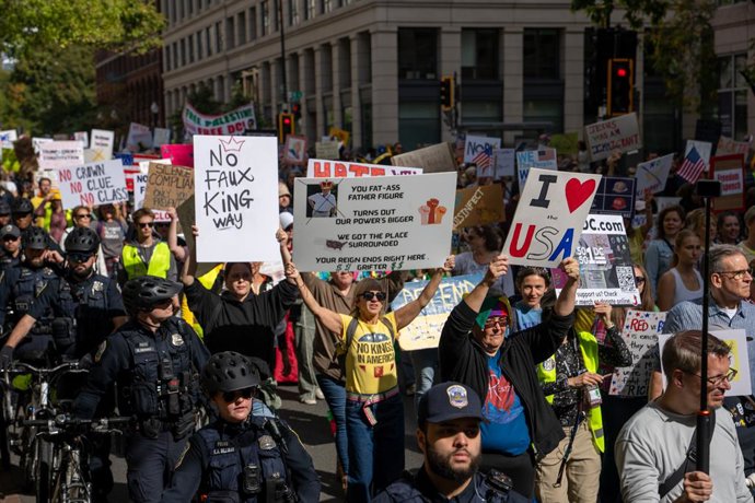 18 de outubro de 2025, Washington, Dc, Estados Unidos: Manifestantes marcham para o No Kings Rally em Washington, D.C., em 18 de outubro de 2025. O protesto é um dos milhares de protestos que estão ocorrendo hoje em todo o país em oposição ao presidente D