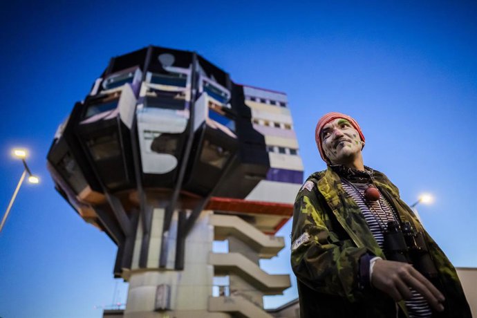 18 October 2025, Berlin: The participant "Schnu" stands in front of the Berlin "Bierpinsel" after the occupation was broken up by the police. A group of activists on Saturday occupied the iconic Bierpinsel tower in western Berlin, which has stood vacant f