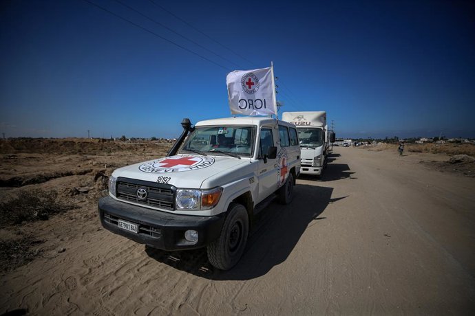 October 15, 2025, Dair El-Balah, Gaza Strip, Palestinian Territory: Members of the International Committee of the Red Cross (ICRC) wait near the Kisufim Border Gate in central Gaza to receive the bodies of around 60 Palestinians held by Israel, as part of