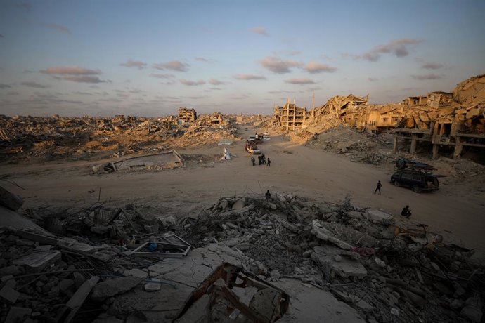 17 de outubro de 2025, Cidade de Gaza, Faixa de Gaza, Território Palestino: Palestinos deslocados voltam para suas casas e bairros destruídos na área de Al-Zeitoun, no sul da Cidade de Gaza, após o cessar-fogo entre Israel e o Hamas, enquanto os moradores