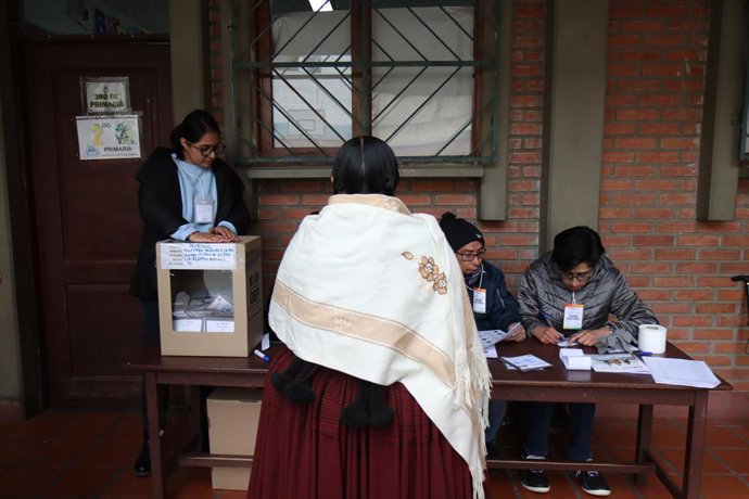 Archivo - 17 de agosto de 2025, La Paz, La Paz, Bolívia: uma mulher espera para receber sua cédula antes de votar na eleição presidencial da Bolívia.