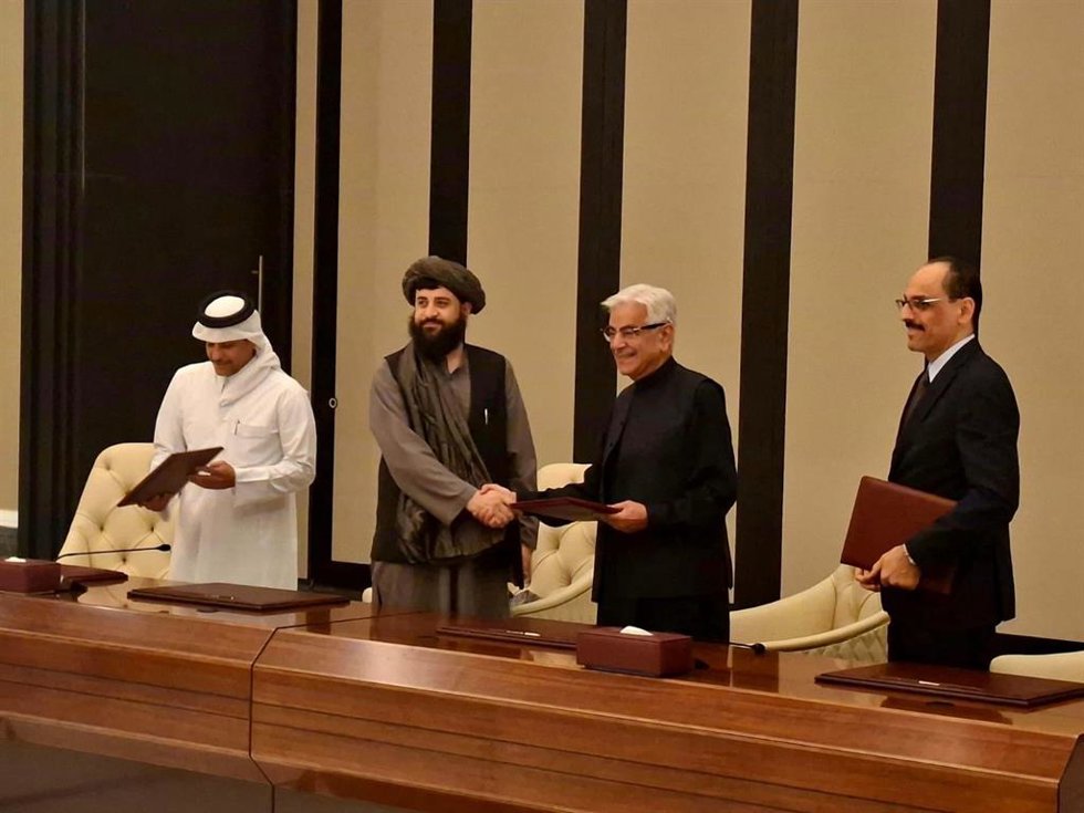 Las delegaciones de Afganistán y Pakistán junto con representantes de los países mediadores Turquía y Qatar en la capital de este último, Doha.