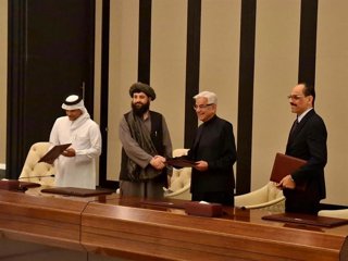 Las delegaciones de Afganistán y Pakistán junto con representantes de los países mediadores Turquía y Qatar en la capital de este último, Doha.