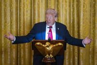 Trump responde a las multitudinarias protestas en EEUU con un vídeo en el que se pone un corona