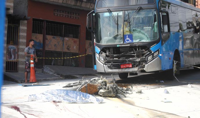 Archivo - 30 de março de 2020, São Paulo, São Paulo, Brasil: (INT) Acidente no Terminal Rodoviário do Grajaú, em São Paulo.30 de março de 2020, São Paulo, Brasil: Um homem morreu e uma mulher ficou gravemente ferida depois que um ônibus e uma motocicleta 