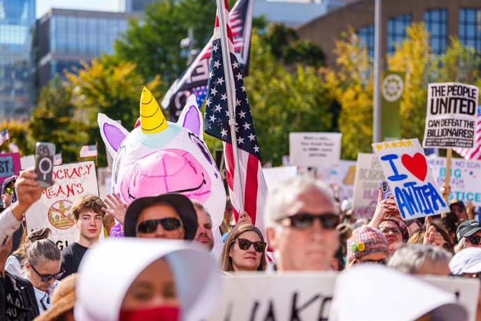 18 de outubro de 2025, Minneapolis, Minnesota, EUA: Manifestantes se reúnem perto do US Bank Stadium, em Minneapolis, para um comício do No Kings, focado no que alguns descrevem como abuso de poder por parte da administração Trump.