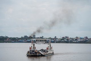 Archivo - July 22, 2023, Phnom Penh, Cambodia: Passengers cross the Mekong River on a ferry boat.